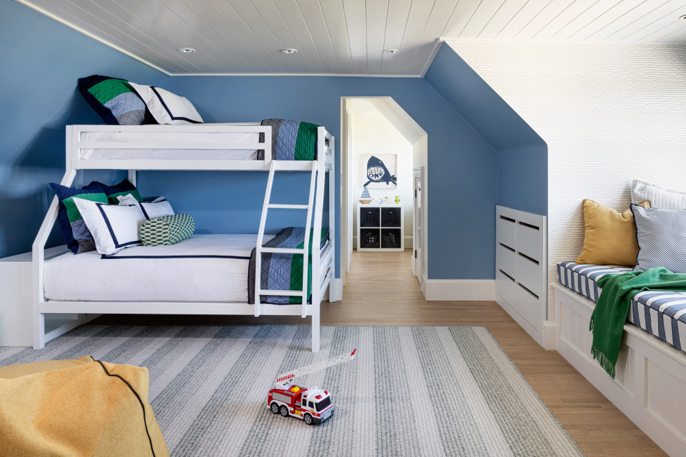 Großes Maritimes Schlafzimmer mit blauer Wandfarbe, hellem Holzboden, Holzdielendecke und Tapetenwänden in Boston