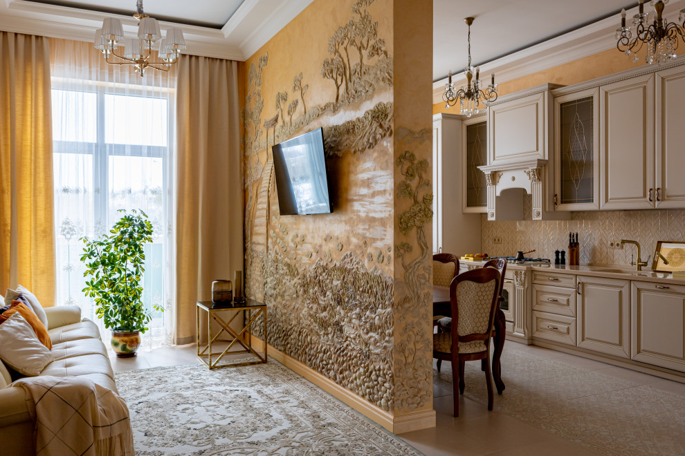 Klassisk inredning av ett mellanstort loftrum, med beige väggar, en väggmonterad TV och beiget golv