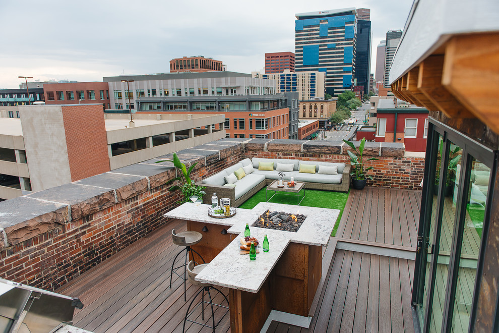 Imagen de terraza minimalista de tamaño medio sin cubierta en azotea con brasero