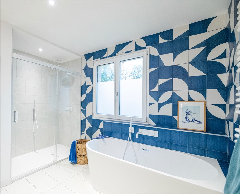 Inspiration för ett stort eklektiskt badrum för barn, med ett platsbyggt badkar, en kantlös dusch, blå kakel, keramikplattor, vita väggar, vitt golv och dusch med skjutdörr