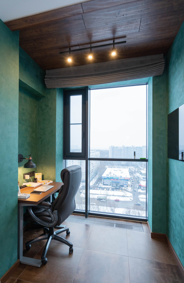 Esempio di una piccola stanza da lavoro design con pareti verdi, pavimento in sughero, scrivania incassata e pavimento marrone