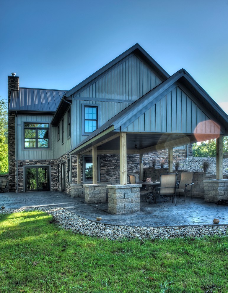 Inspiration for a rustic home design remodel in Cleveland