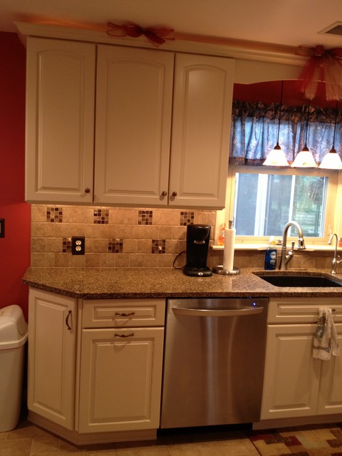 KraftMaid Canvas Painted Cabinets with Quartz Countertop - Traditional