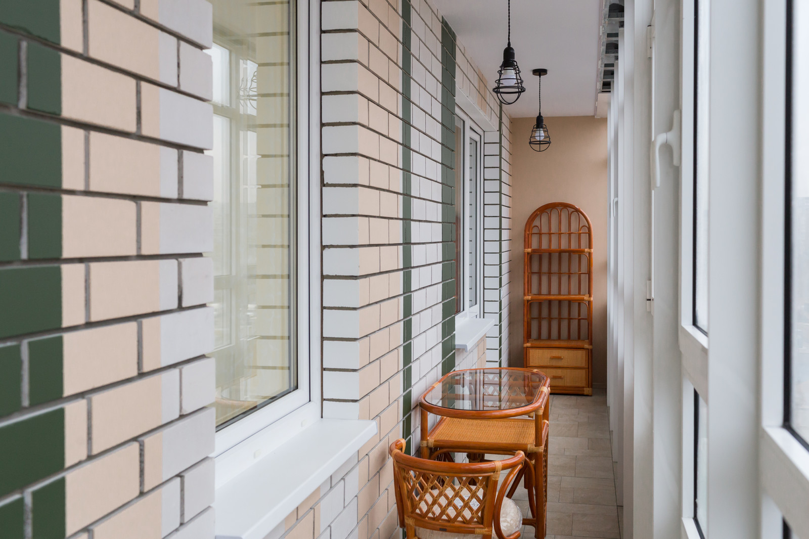 Городская кухня с лесным пейзажем