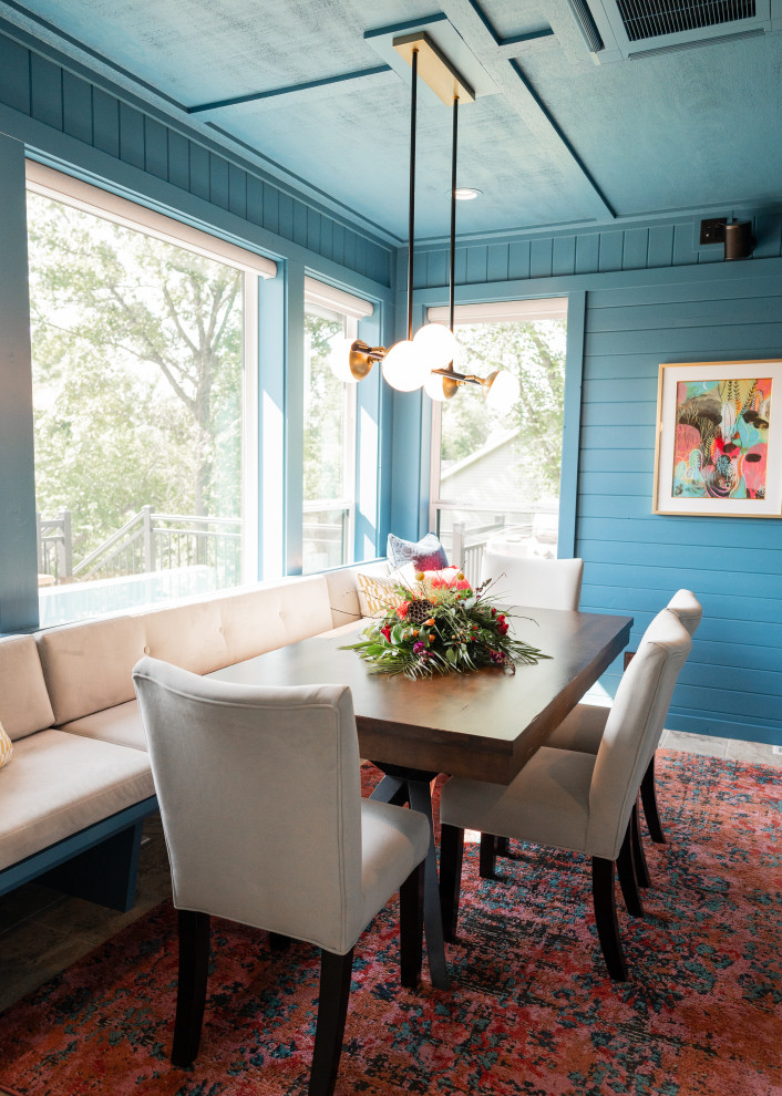 Foto de comedor actual cerrado con paredes azules y suelo beige