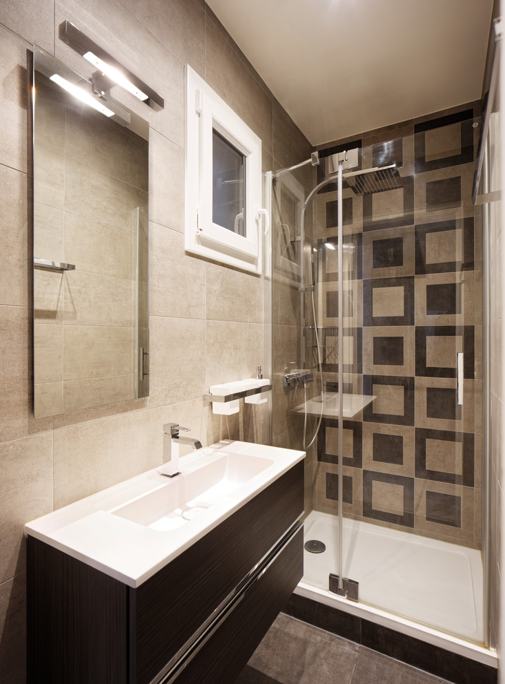 Small contemporary 3/4 bathroom in Paris with beige tile, black tile, stone tile, beige walls and a console sink.