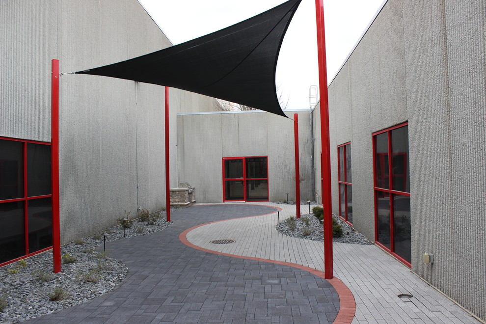 Inspiration for a transitional landscaping in Cedar Rapids.