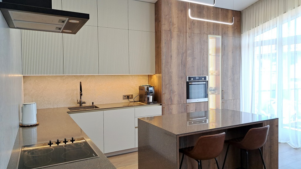 Кухня с островом в частном доме