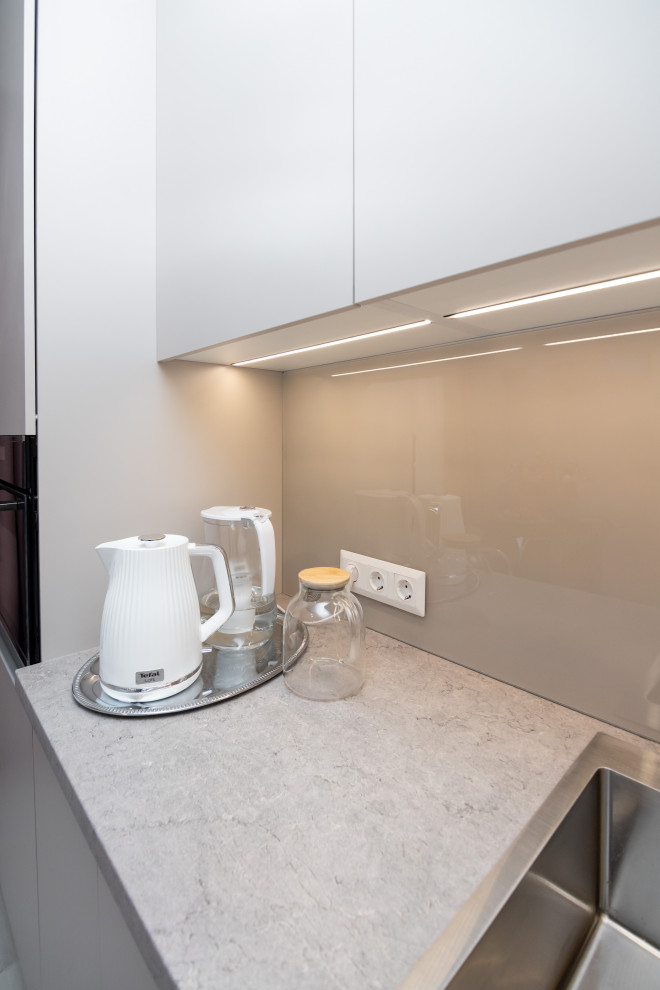 Современная угловая кухня в нежно-сером цвете