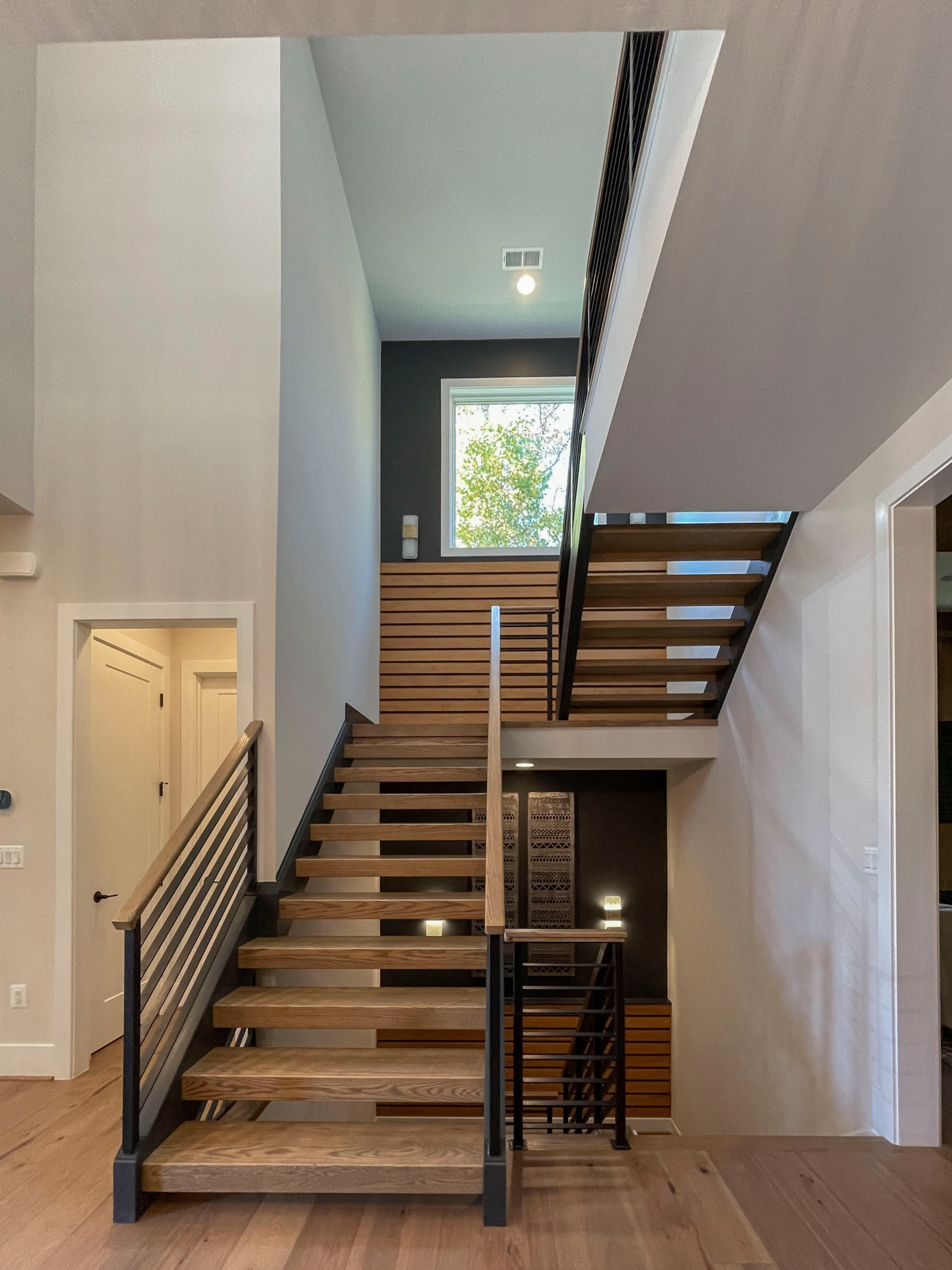113_Floating Straight- Stringers with No Risers in Contemporary Home, Bethesda M