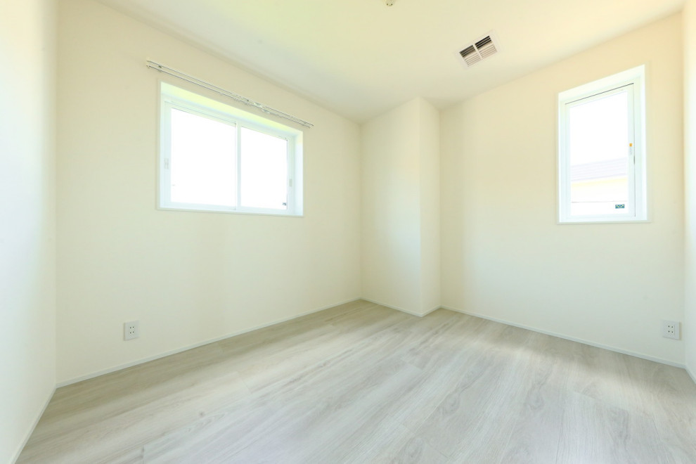 Idée de décoration pour une chambre d'enfant minimaliste avec un mur blanc et un sol en contreplaqué.