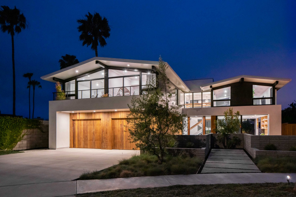 Photo of a mid-sized midcentury two-storey exterior in Orange County.
