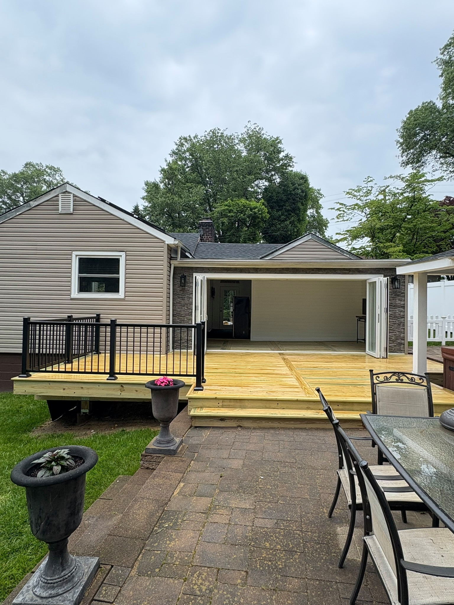 3 Seasons Room and Deck