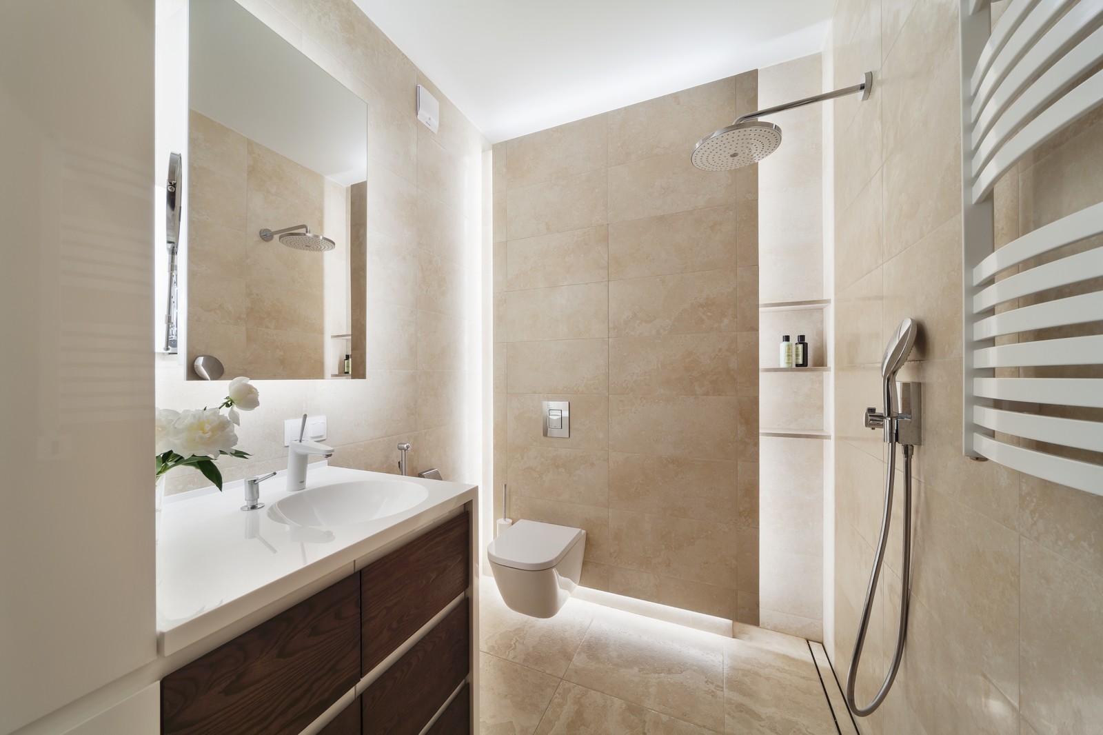 Санузел с выключенным потолком