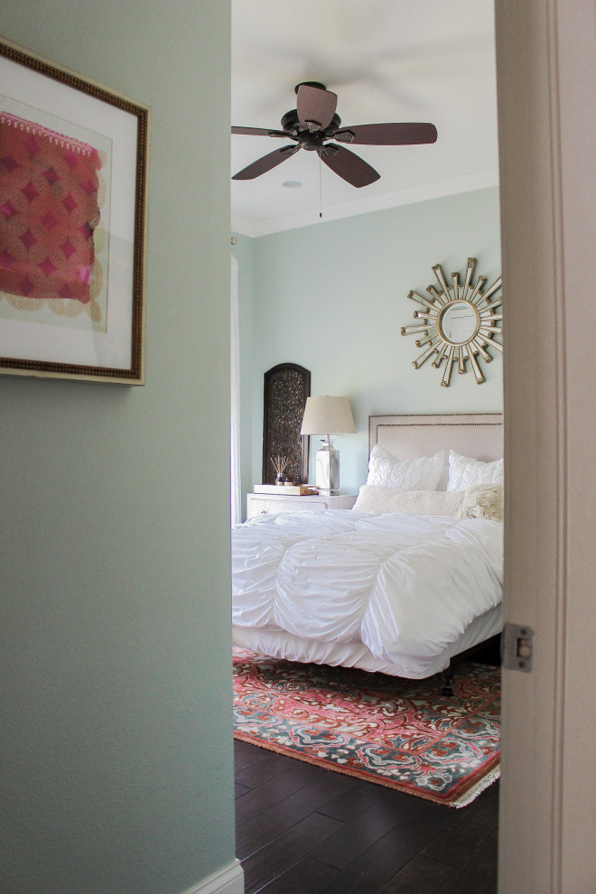 Источник вдохновения для домашнего уюта: гостевая спальня среднего размера, (комната для гостей) в стиле фьюжн с синими стенами, темным паркетным полом и коричневым полом