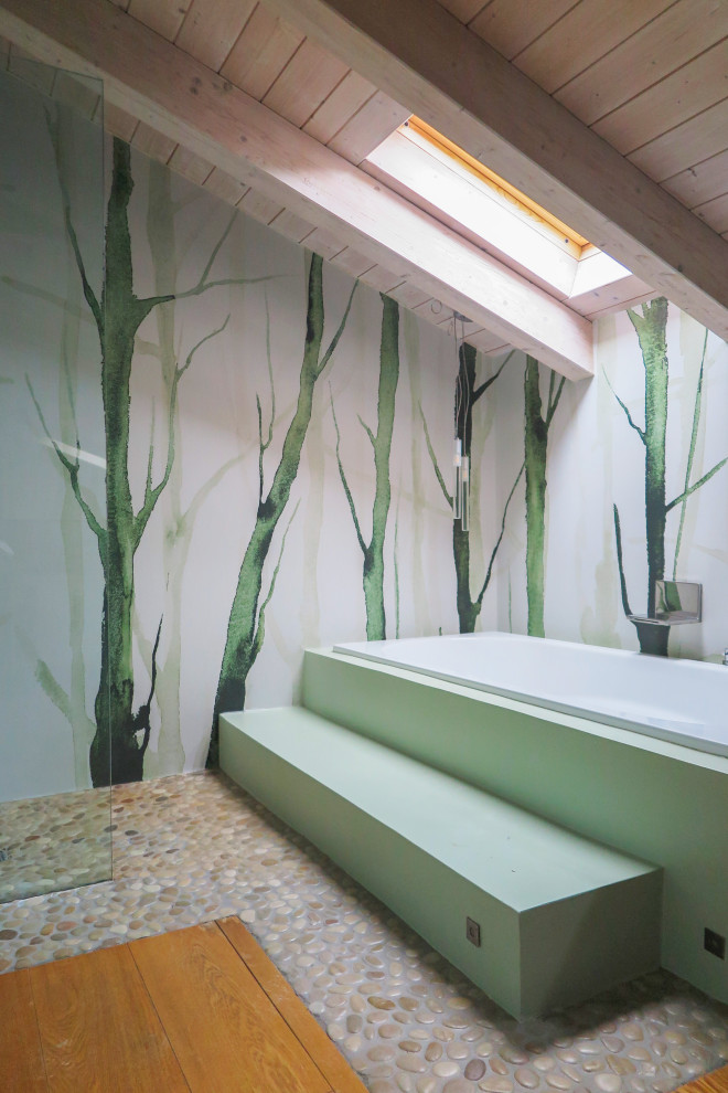 На фото: главная ванная комната среднего размера в современном стиле с унитазом-моноблоком, зелеными стенами, настольной раковиной, тумбой под одну раковину, балками на потолке, обоями на стенах и накладной ванной с