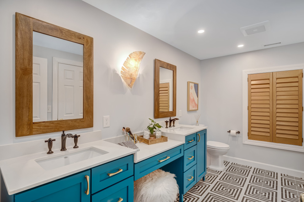 Источник вдохновения для домашнего уюта: детская ванная комната среднего размера в стиле фьюжн с плоскими фасадами, синими фасадами, ванной в нише, душем над ванной, раздельным унитазом, серыми стенами, полом из керамогранита, врезной раковиной, столешницей из искусственного кварца, разноцветным полом, шторкой для ванной, белой столешницей, тумбой под две раковины, встроенной тумбой и окном