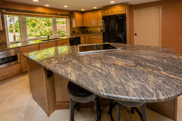 Kitchen with paradisio bash polished granite rustikal-kueche