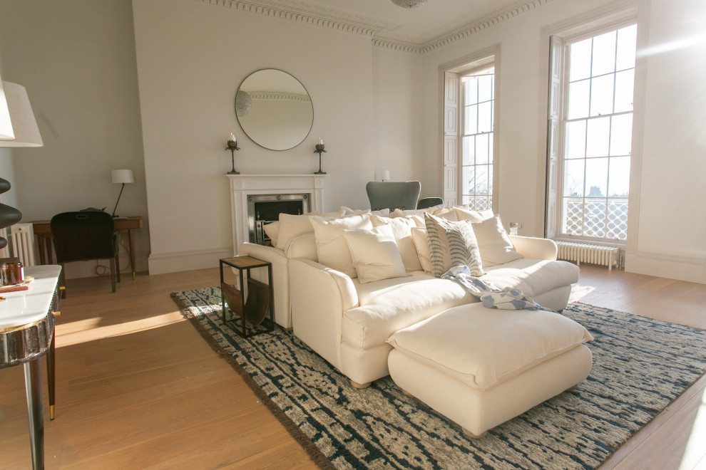 Offenes, Großes Modernes Esszimmer mit weißer Wandfarbe, braunem Holzboden, Kaminofen und braunem Boden in Sonstige