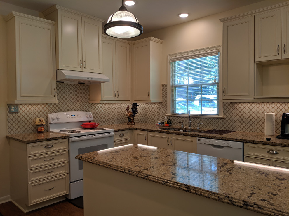 Mid-sized arts and crafts home design photo