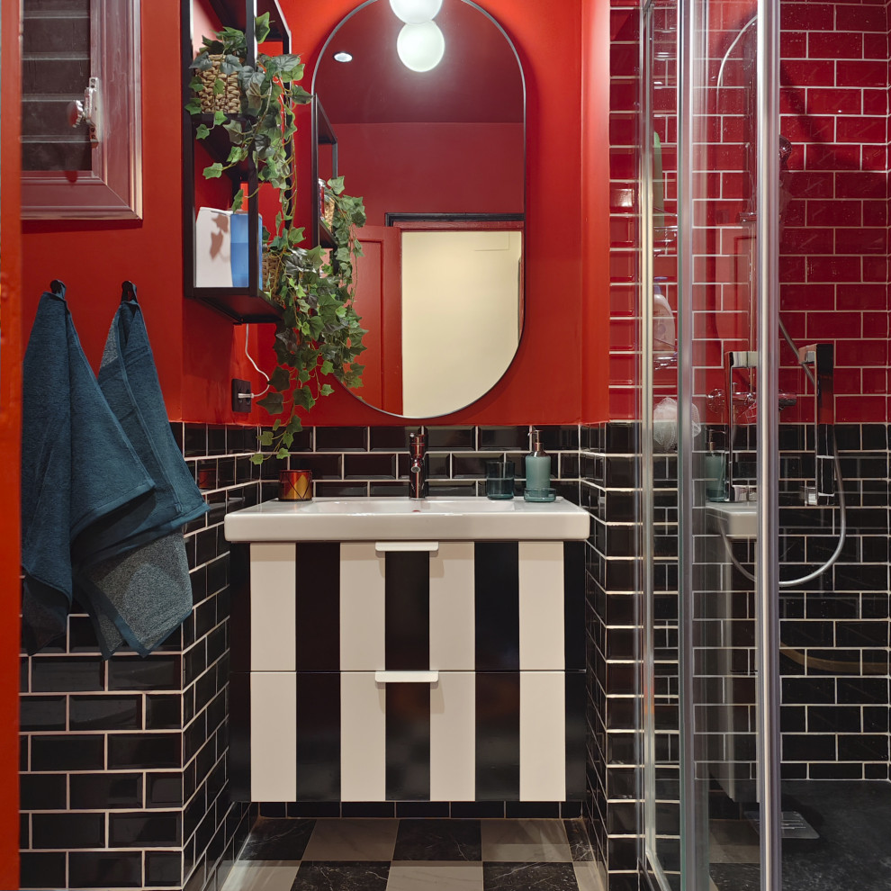 Idéer för att renovera ett litet eklektiskt vit vitt en-suite badrum, med släta luckor, våtrum, en bidé, svart kakel, tunnelbanekakel, röda väggar, klinkergolv i keramik, ett integrerad handfat, bänkskiva i akrylsten, flerfärgat golv och dusch med skjutdörr