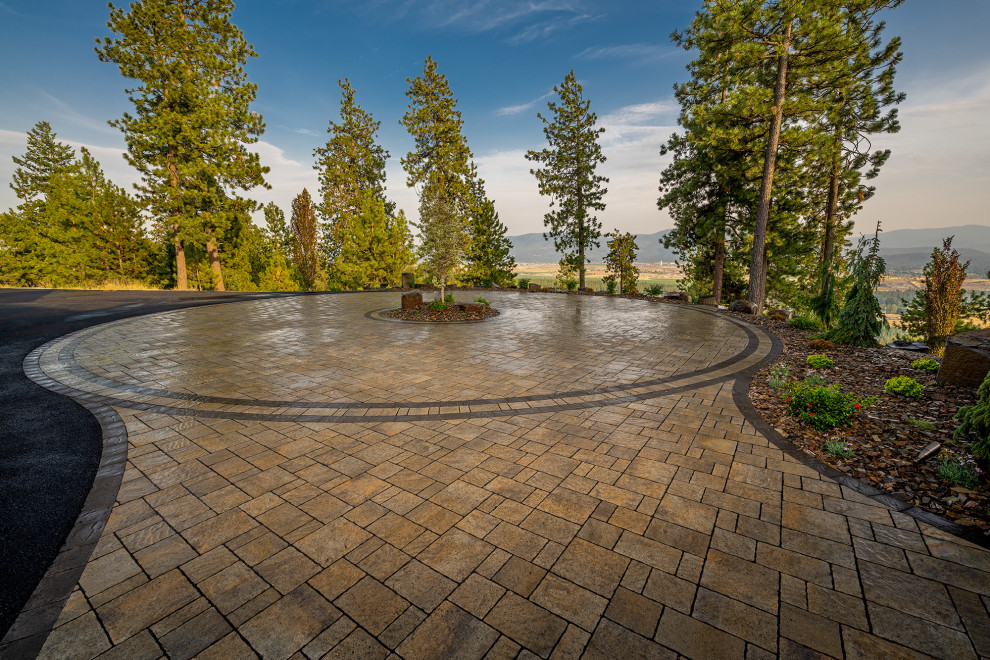 Idee per un grande giardino stile americano esposto a mezz'ombra davanti casa con pavimentazioni in pietra naturale