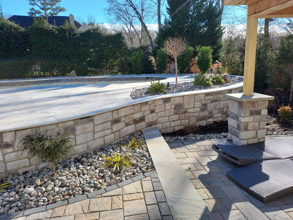 Пример оригинального дизайна: огромный участок и сад на заднем дворе в классическом стиле с уличным камином и покрытием из каменной брусчатки
