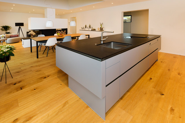 Großzügige Wohnküche mit einer XXL-Insellösung - Modern - Küche - Stuttgart - von Rieth & Klettner GmbH
