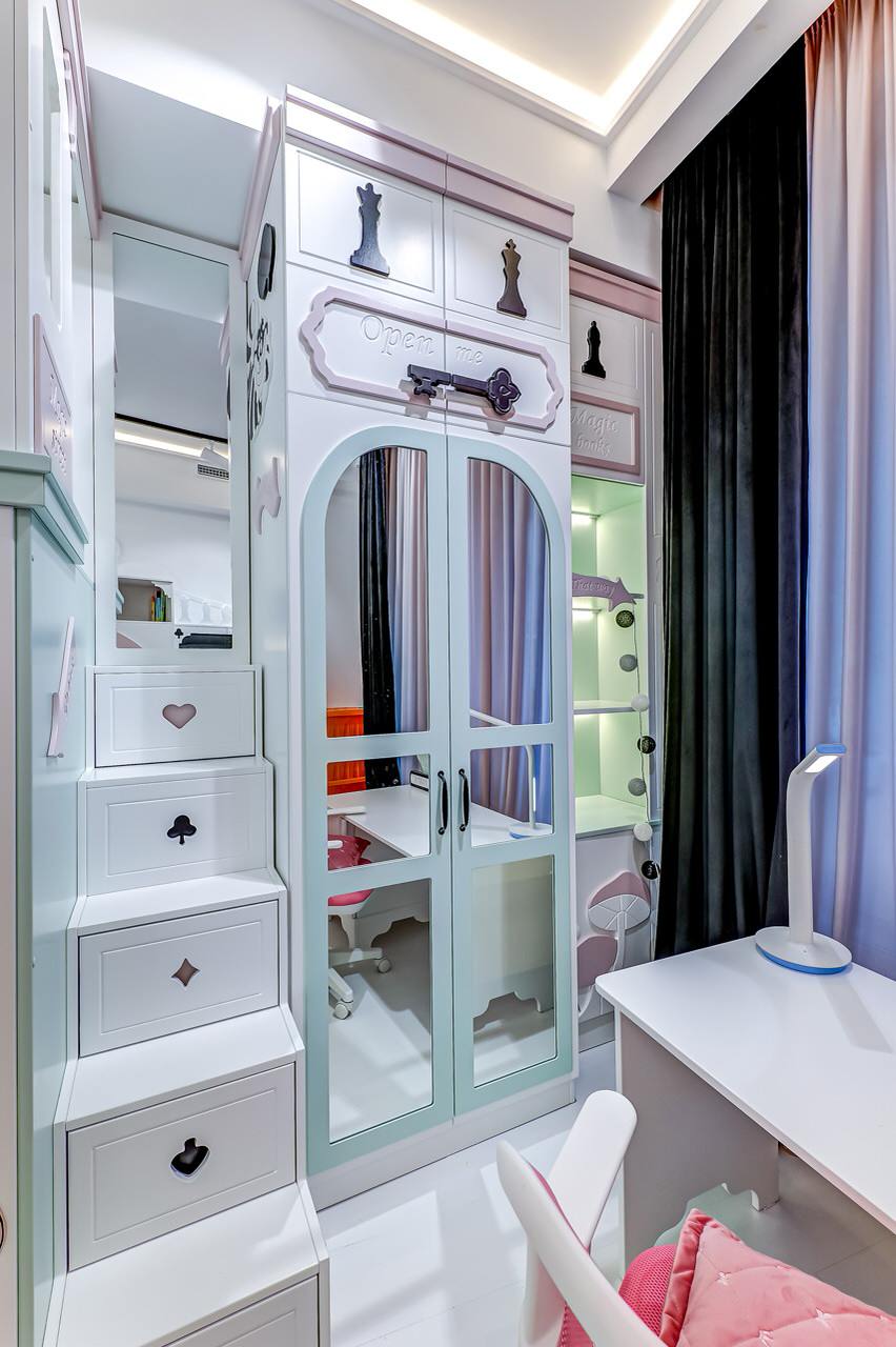 Дизайн-интерьер детской комнаты в стиле "Алиса в стране чудес"