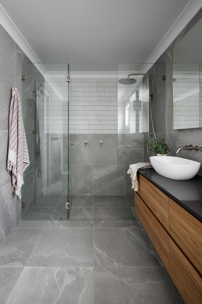 Mittelgroßes Modernes Duschbad mit freistehender Badewanne, grauen Fliesen, Steinfliesen, Quarzwerkstein-Waschtisch, Doppelwaschbecken und schwebendem Waschtisch in Canberra - Queanbeyan