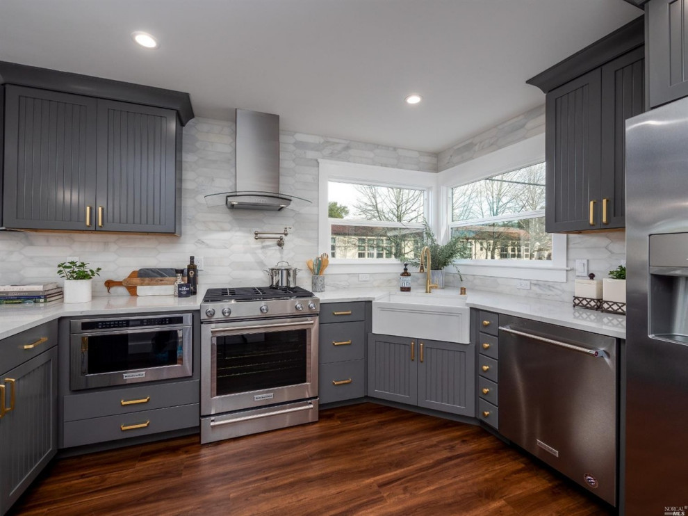 Example of a classic kitchen design in San Francisco
