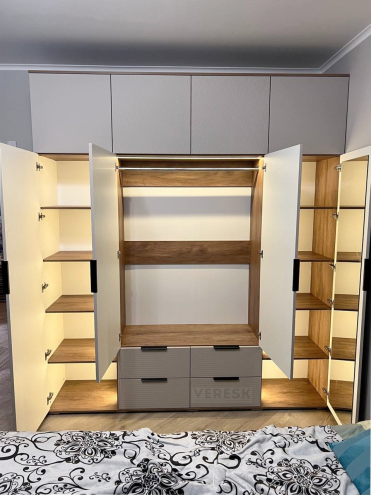 Распашные шкафы