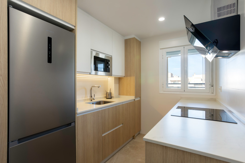 cocina-reformada-abierta-accesible-madera-blanco