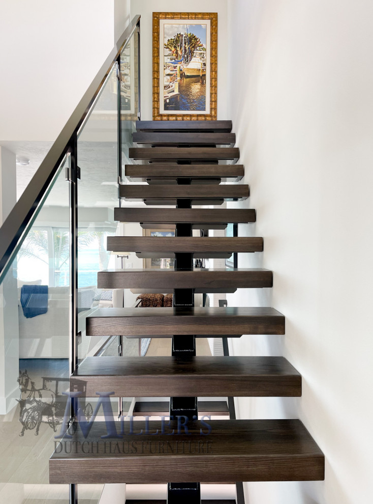 Imagen de escalera recta marinera grande sin contrahuella con escalones de madera y barandilla de varios materiales