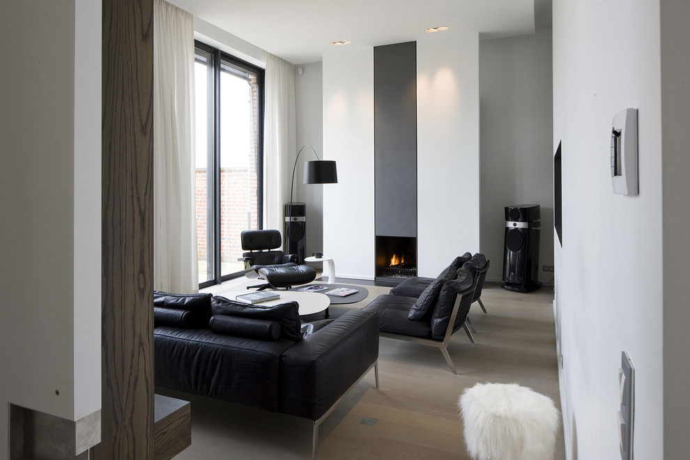 This is an example of a contemporary family room in Lille.