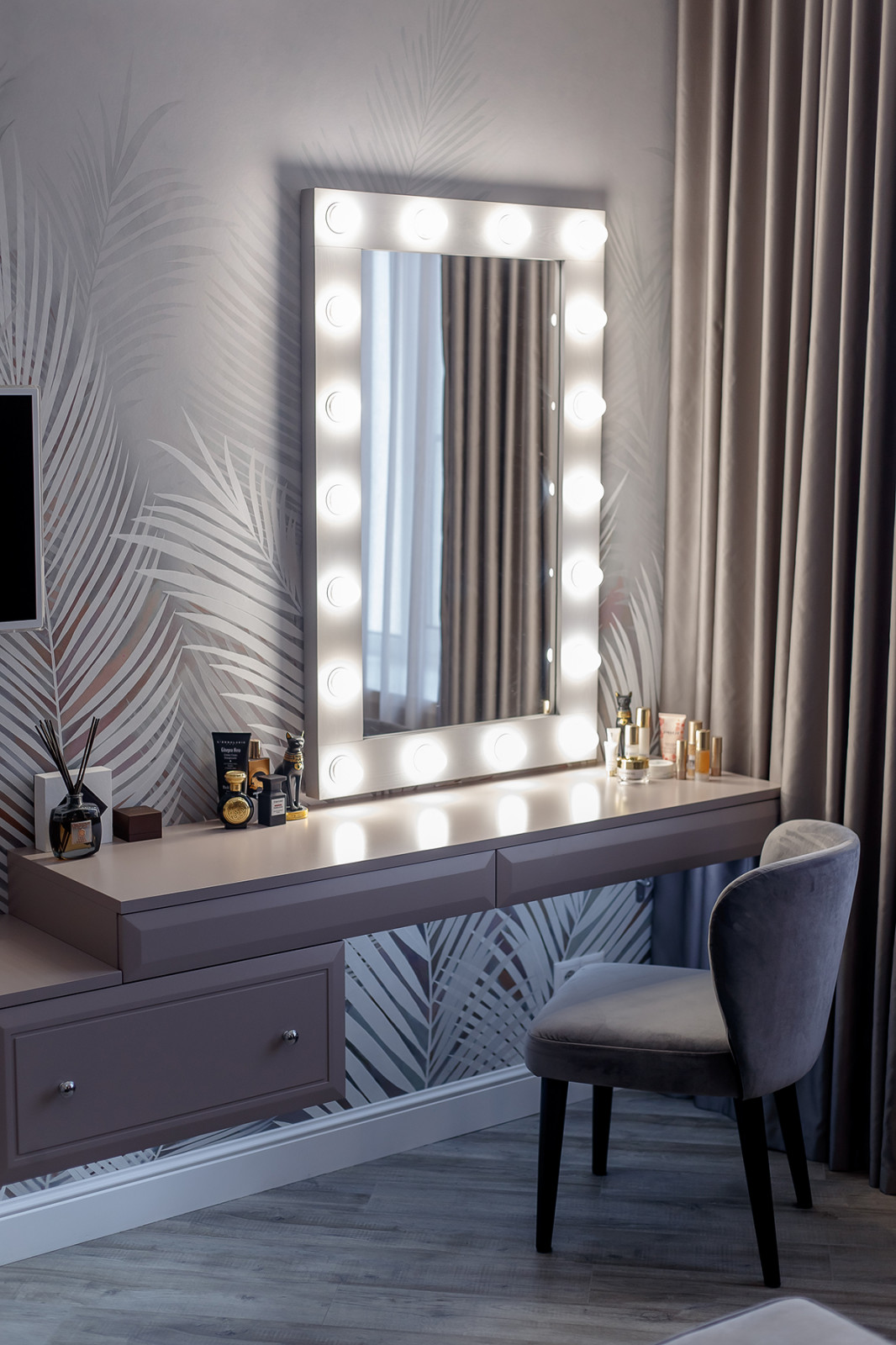 Реализация спальни "Современная классика" в серых тонах