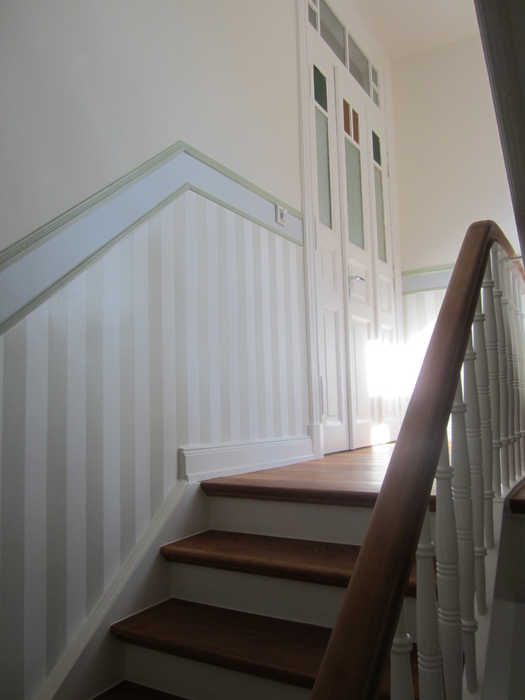 Geräumige Klassische Treppe in U-Form mit Holz-Setzstufen in Hamburg