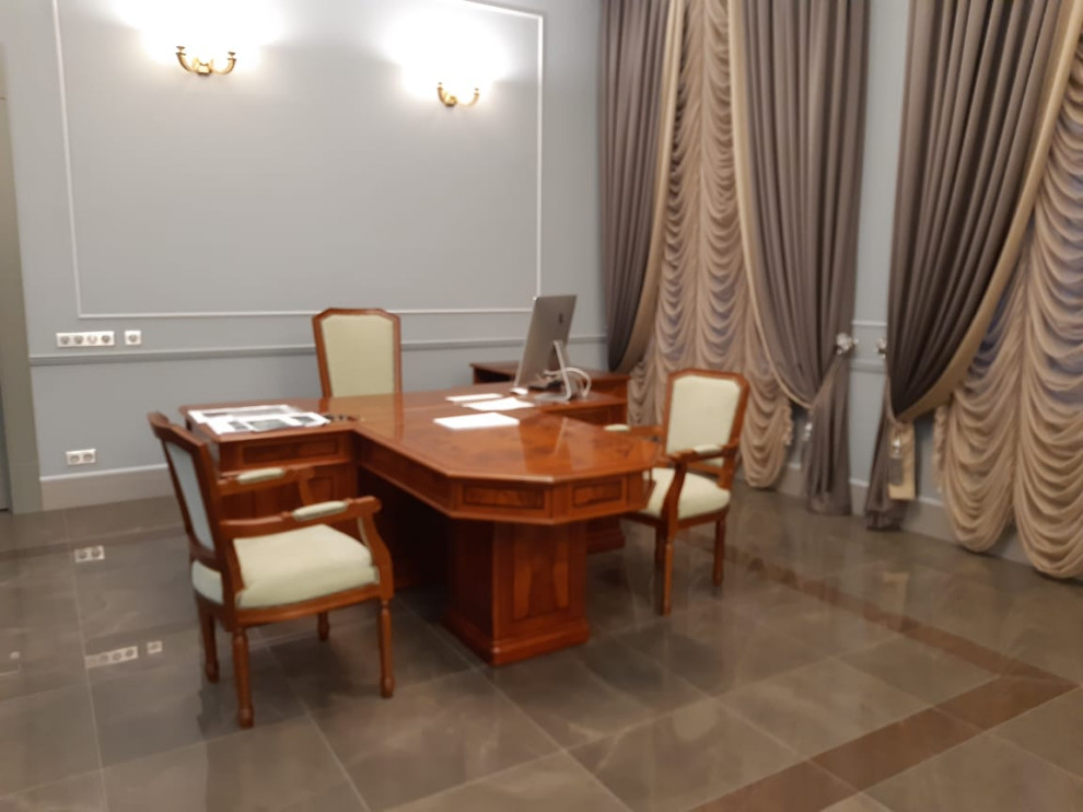 Офис компании в классическом стиле+элегантная кожаная мягкая мебель