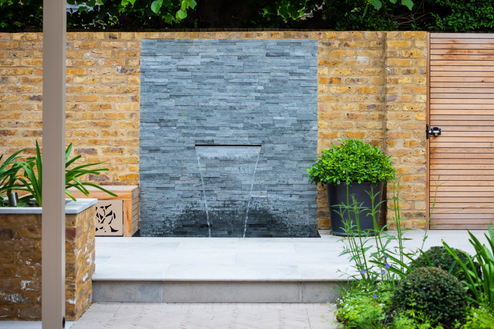Inspiration for a mid-sized contemporary backyard landscaping in London.