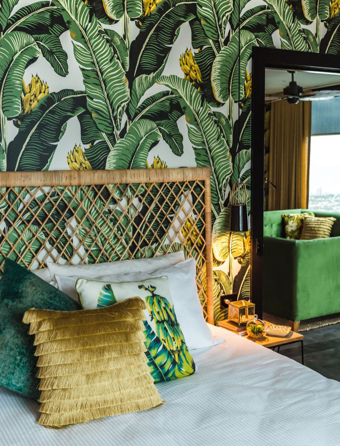 Idee per una piccola camera matrimoniale tropicale con pareti verdi