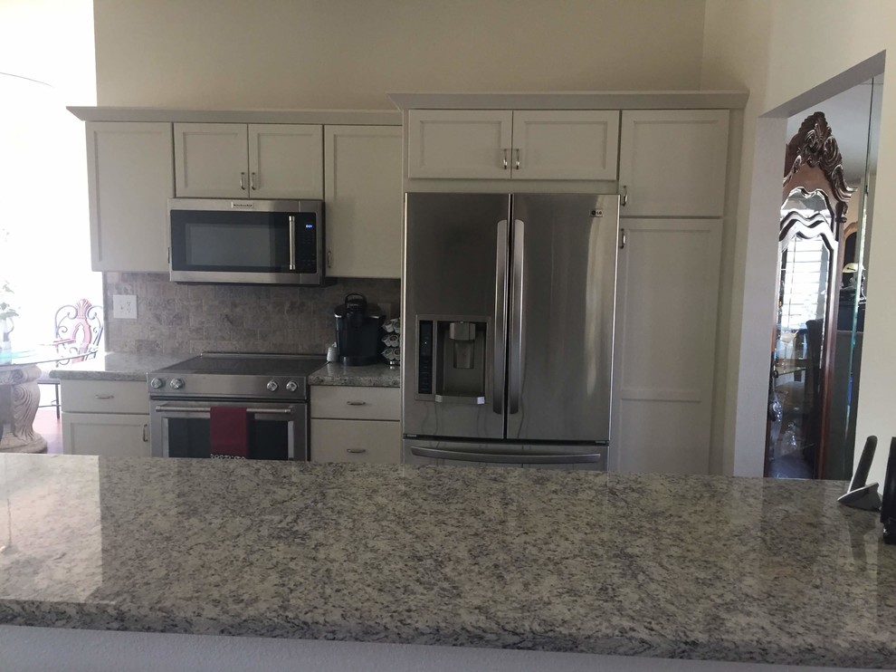 Example of a transitional kitchen design in Phoenix