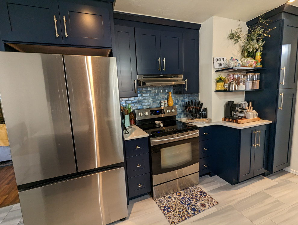 Idées déco pour une cuisine américaine classique en L de taille moyenne avec un placard à porte shaker, des portes de placard bleues, un plan de travail en quartz modifié et une crédence bleue.