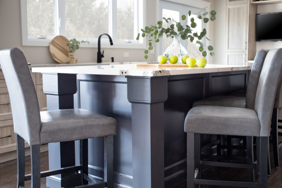 Kitchen - transitional kitchen idea in Toronto