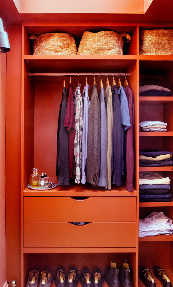Cette photo montre un dressing tendance de taille moyenne et neutre avec un placard à porte plane, des portes de placard rouges et moquette.
