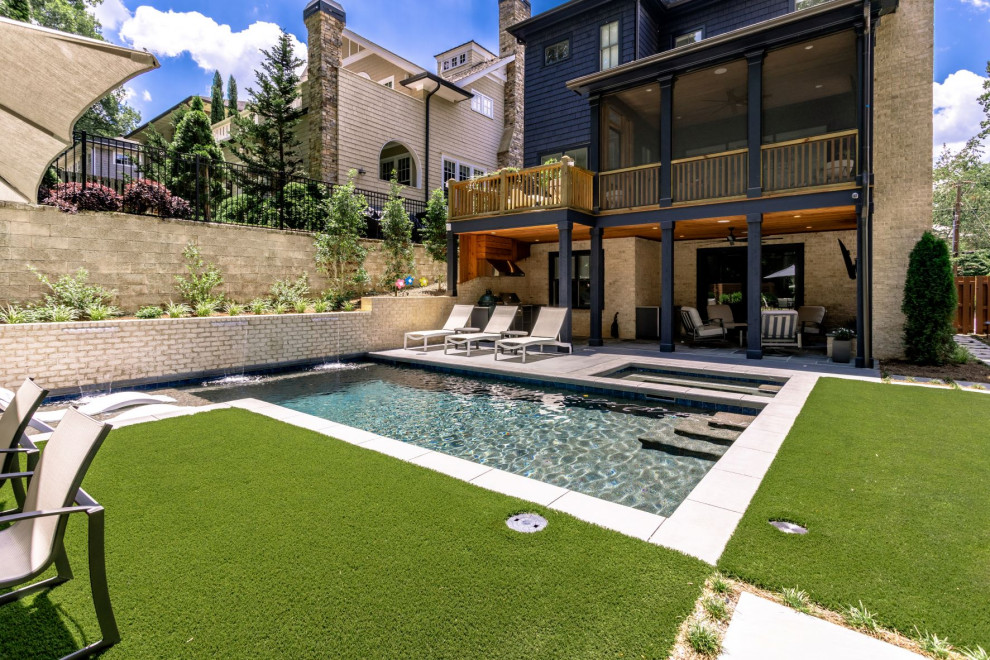 Idee per una piscina minimalista rettangolare di medie dimensioni e dietro casa con una vasca idromassaggio e pavimentazioni in cemento