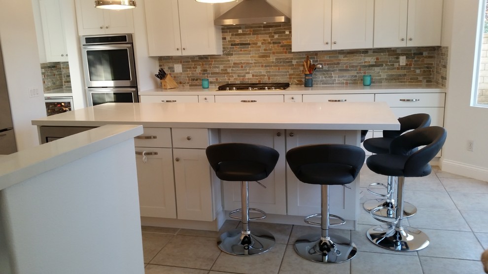 White Shaker kitchen cabinet with Slab drawers face