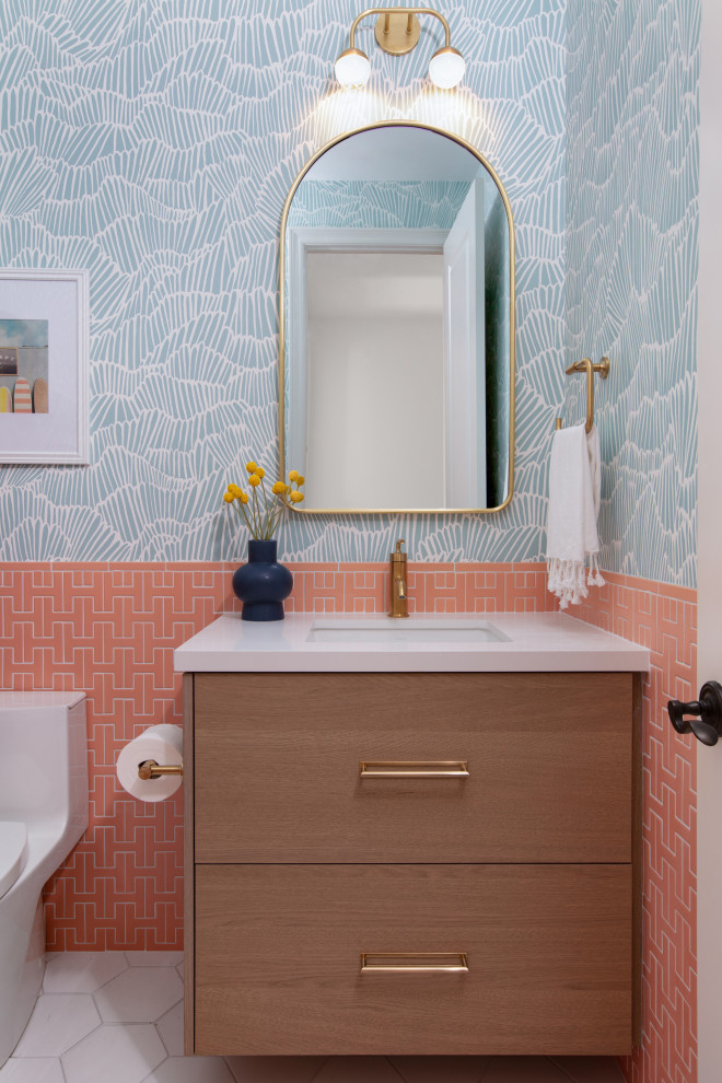 Foto de cuarto de baño bohemio de tamaño medio con baldosas y/o azulejos rosa, baldosas y/o azulejos de cerámica, paredes púrpuras, suelo de baldosas de cerámica, suelo blanco y boiserie
