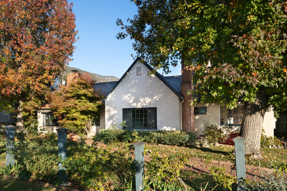Foto de fachada de casa beige y negra tradicional renovada grande de dos plantas con revestimiento de estuco, tejado a dos aguas y tejado de teja de madera
