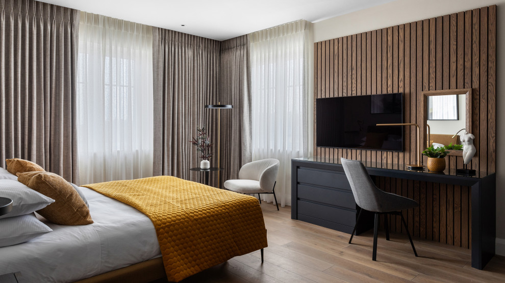 Foto de habitación de invitados contemporánea grande con paredes beige y suelo de madera en tonos medios