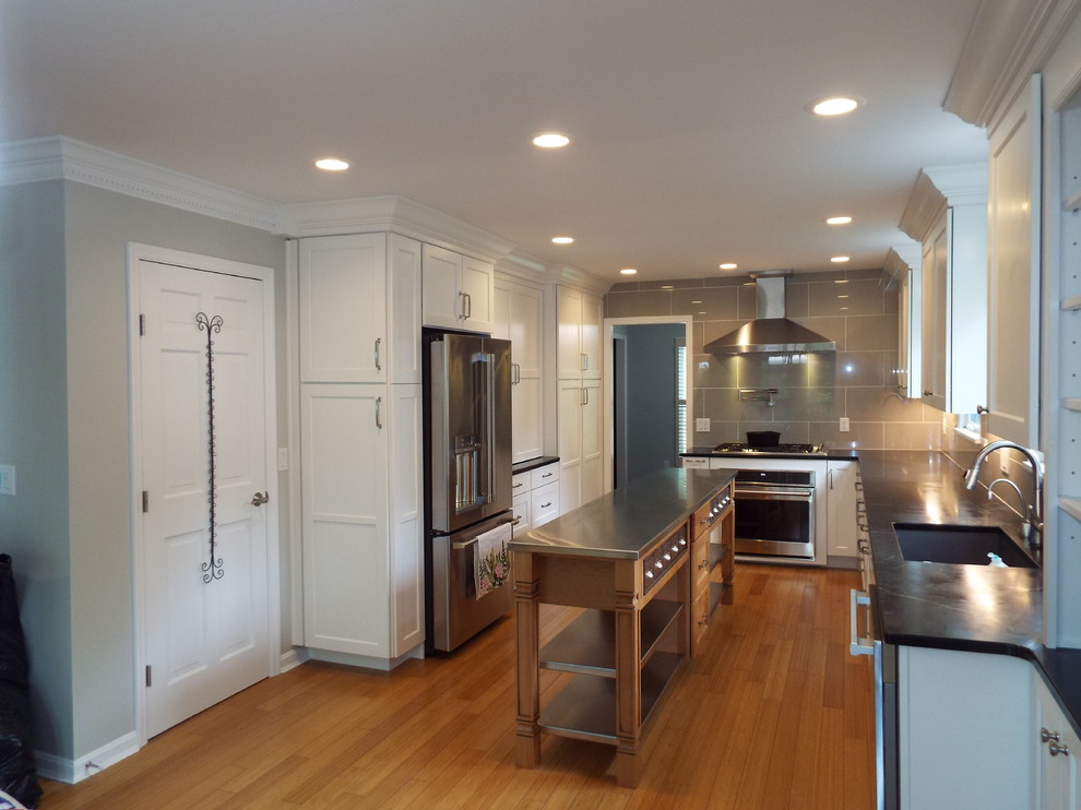 Example of a transitional kitchen design in Cincinnati